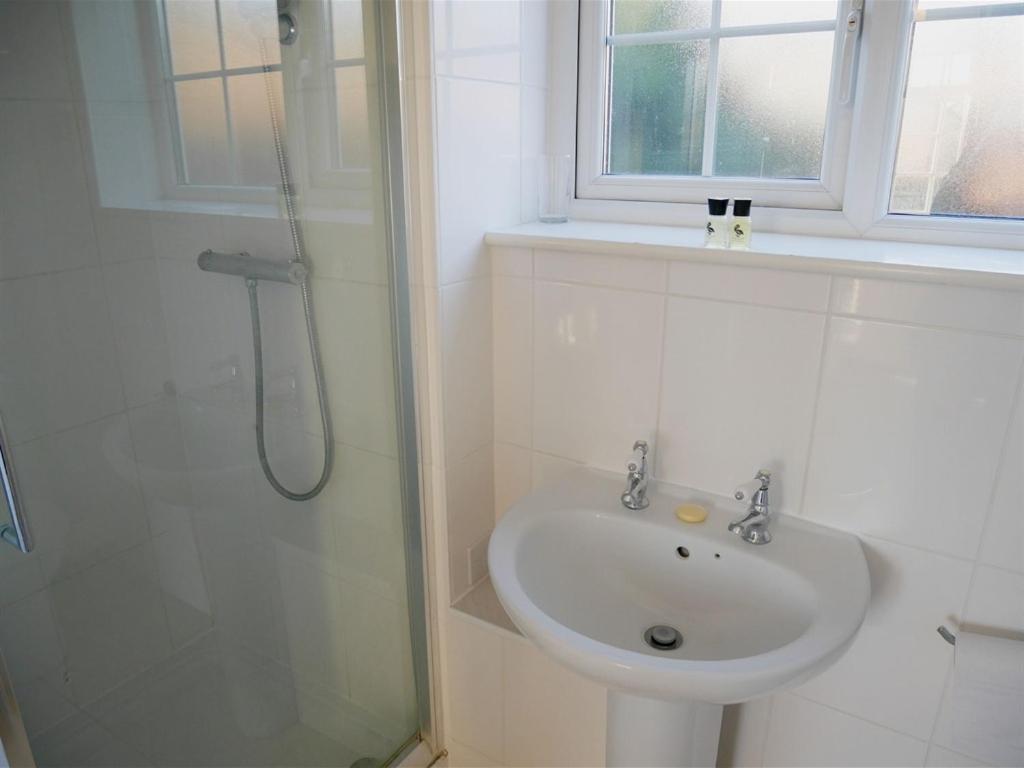 Hotel The White Hart Whitchurch  Esterno foto