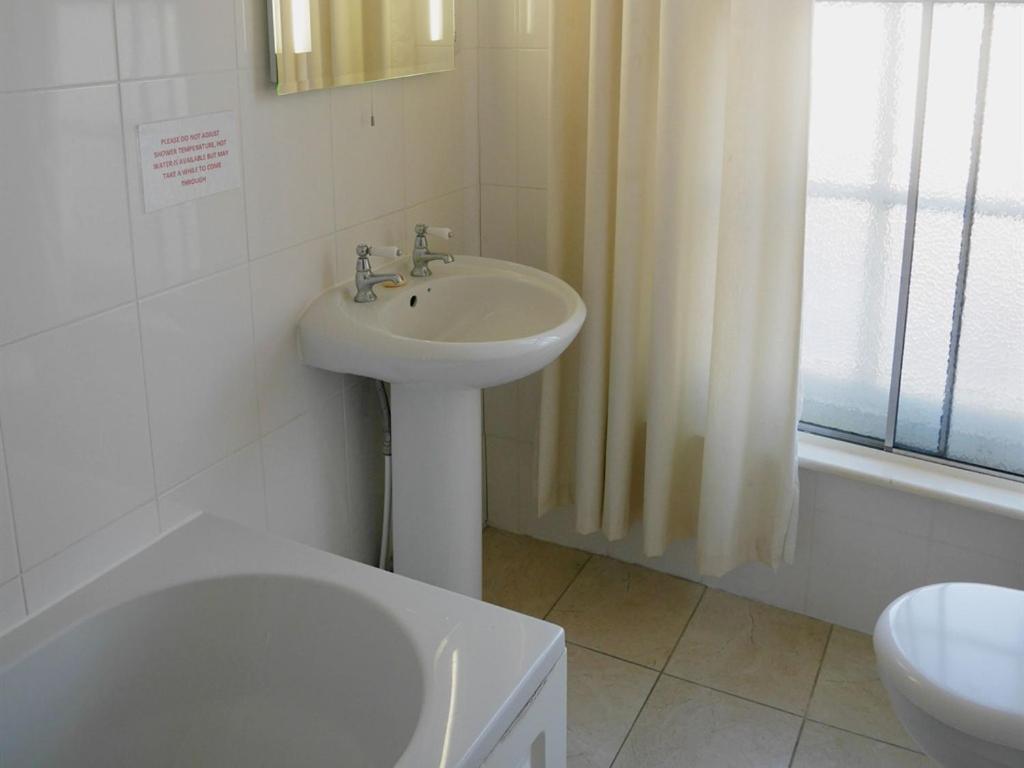 Hotel The White Hart Whitchurch  Esterno foto