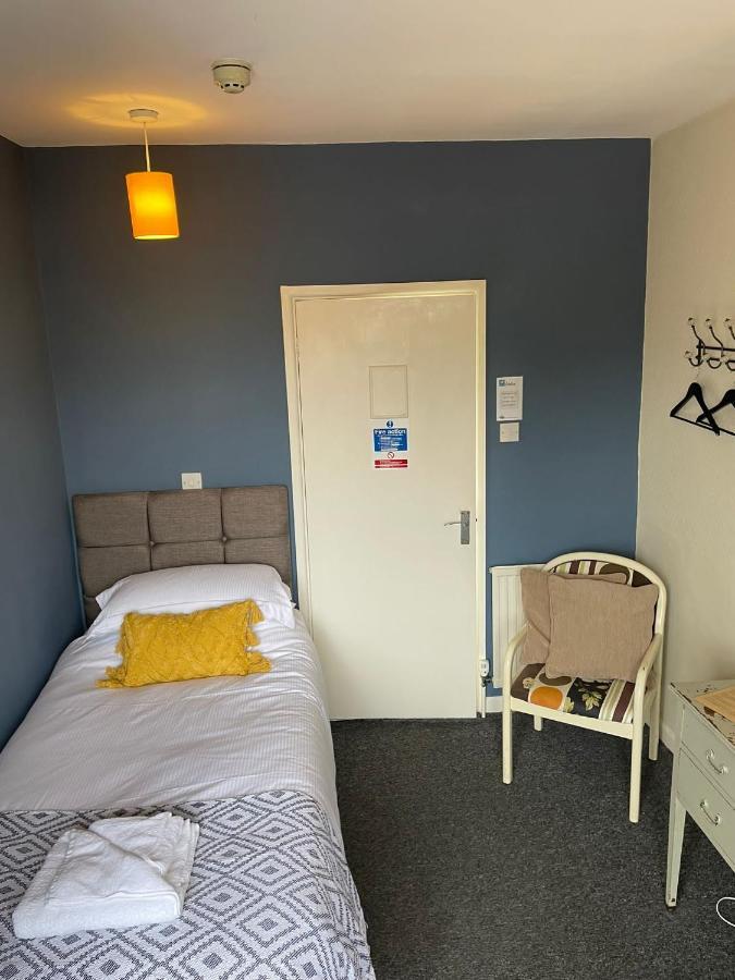 Hotel The White Hart Whitchurch  Esterno foto