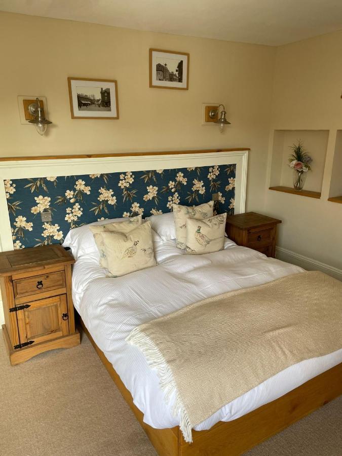 Hotel The White Hart Whitchurch  Esterno foto
